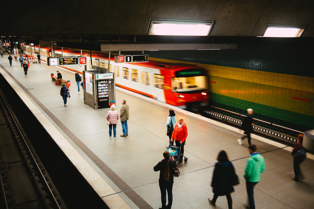 Connecting flights at different airports: Changing airports