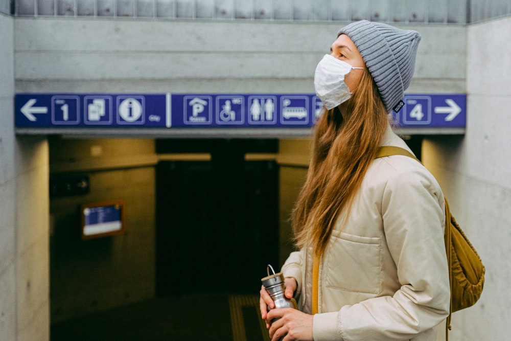 How to properly wear a face mask when travelling?