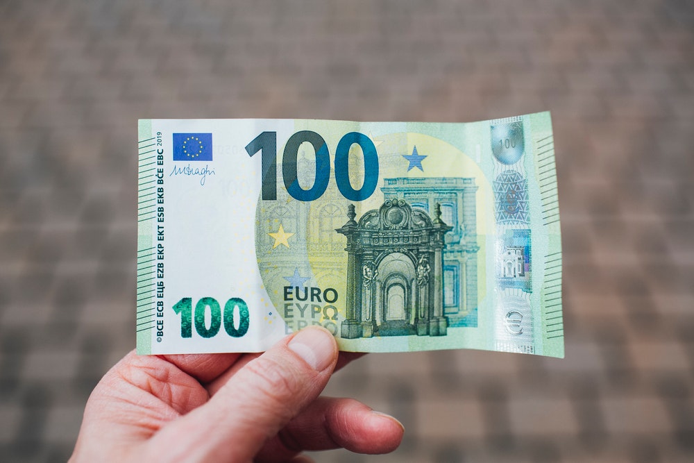100 euro in hands